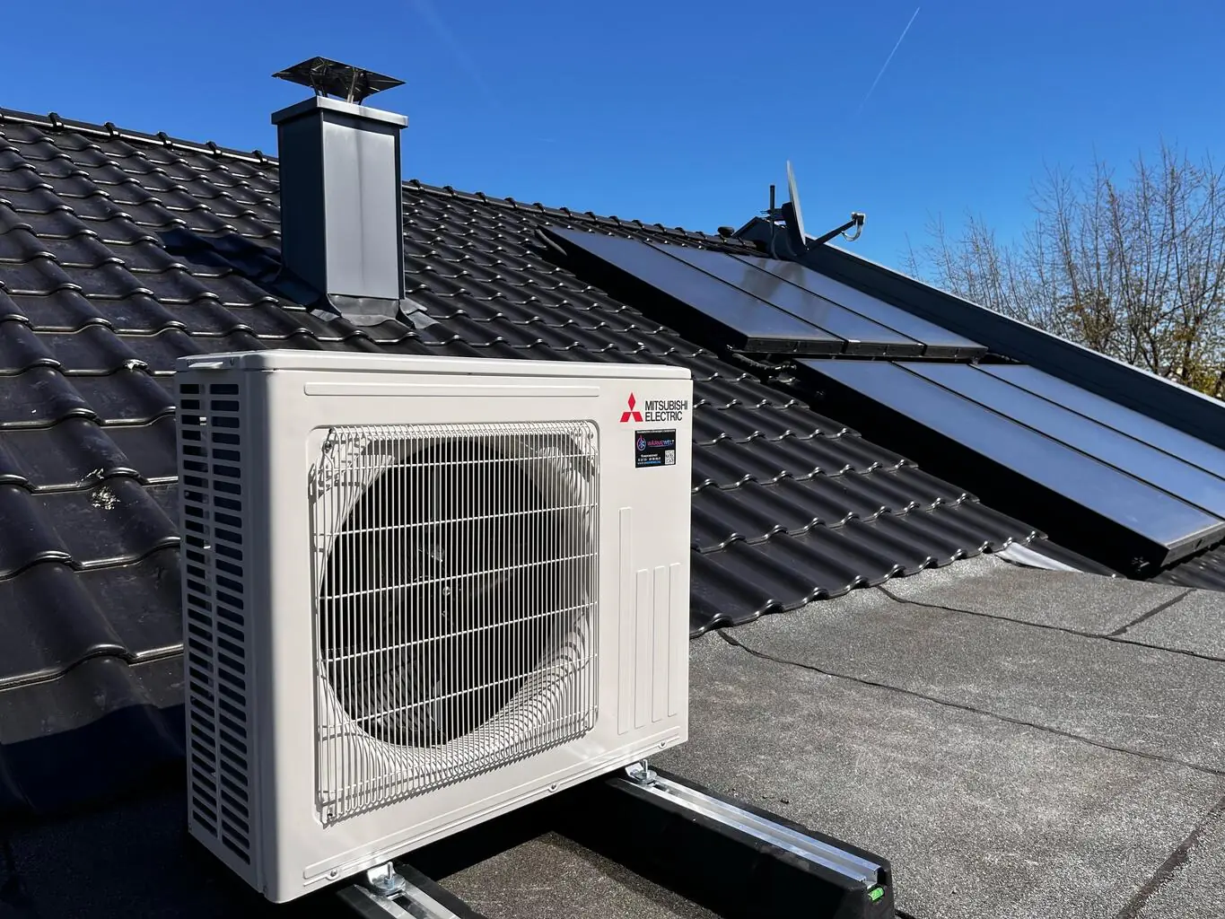 Bodenstehende Außeneinheit einer installierten Mitsubishi Electric Klimaanlage