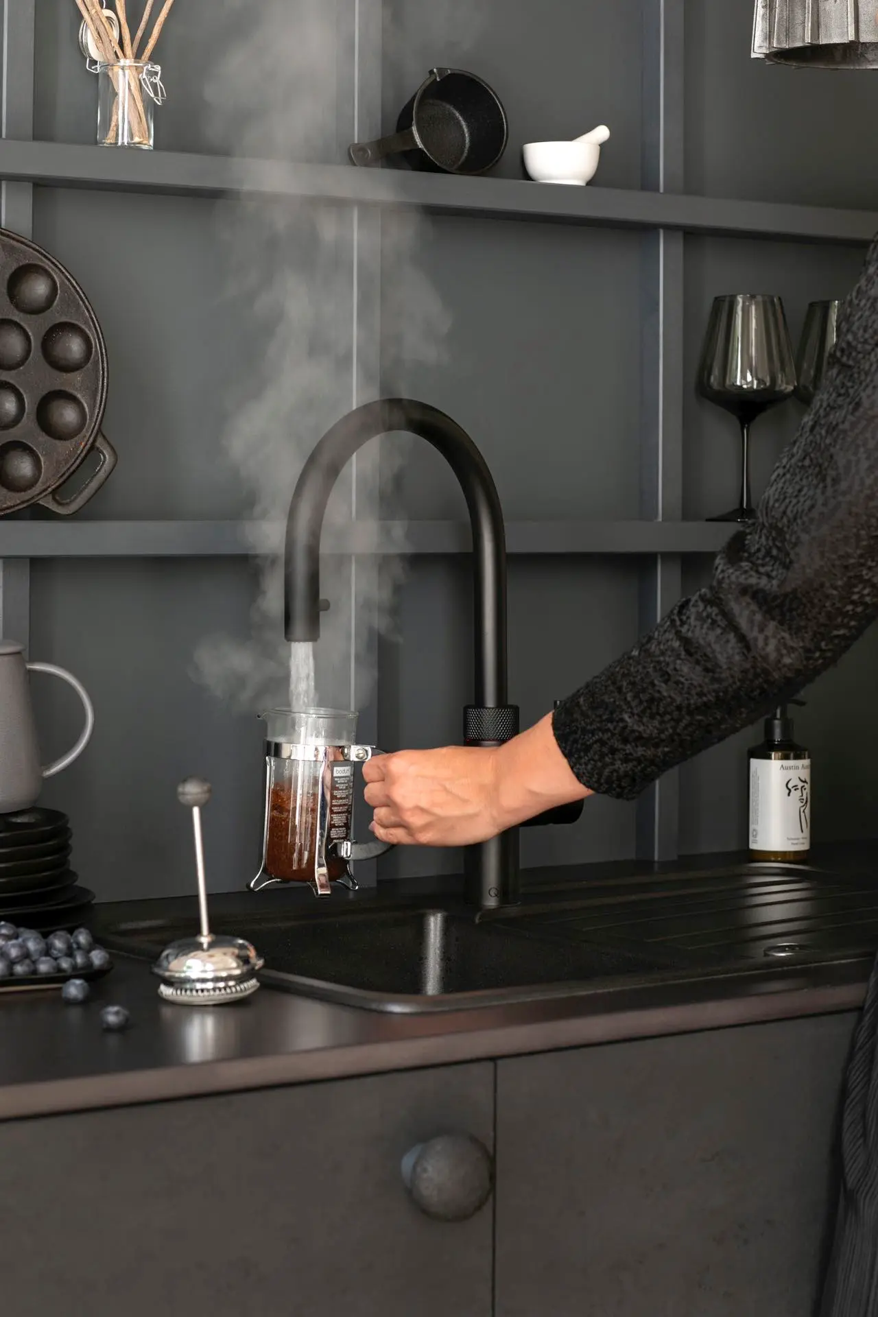 Moderne Küchenarmatur mit Heißwasser Funktion